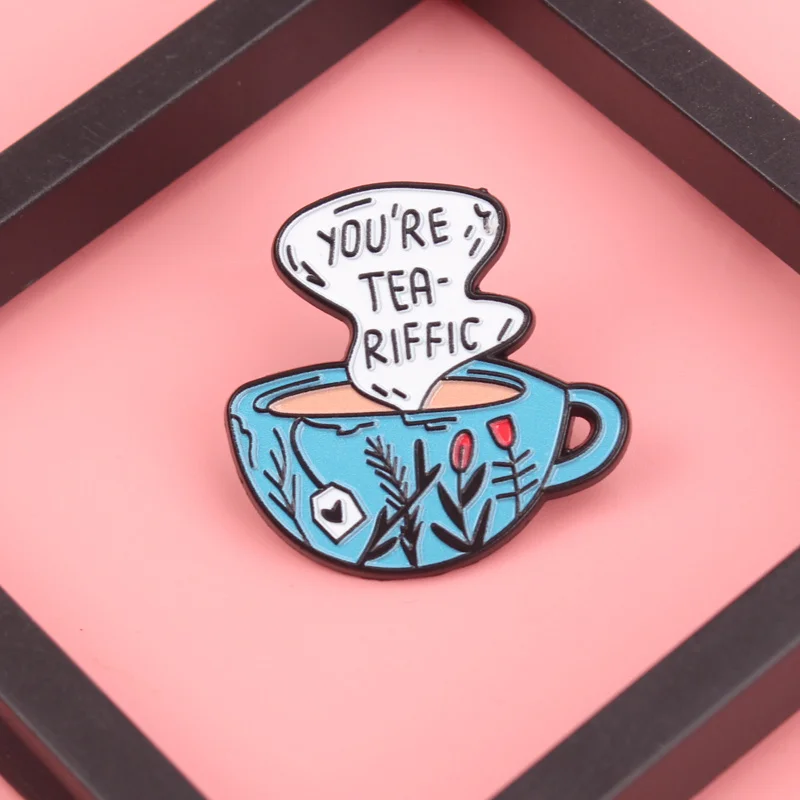 Tea-rific Praise Pin – Kobalt-Teetasse-Blüten mit dämpfen Komplimenten im botanischen Charme [Kawaii Teeliebhaber-Schmuck]