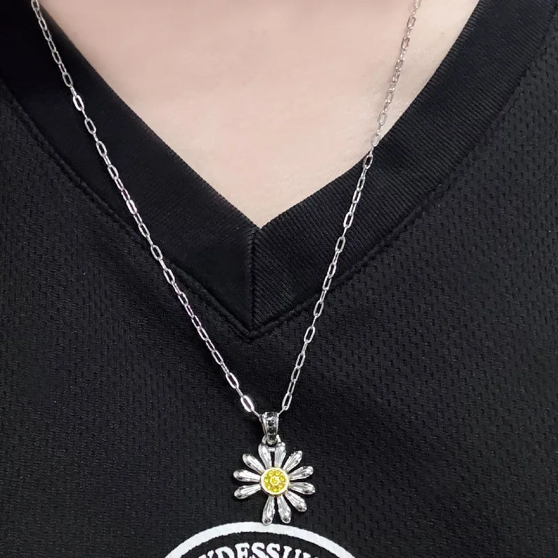 【TWENTYONEAUGUST】SMILEY DAISY NECKLACE▲StrayKids着用 STRAY KIDS FASHION & STYLE on X: 