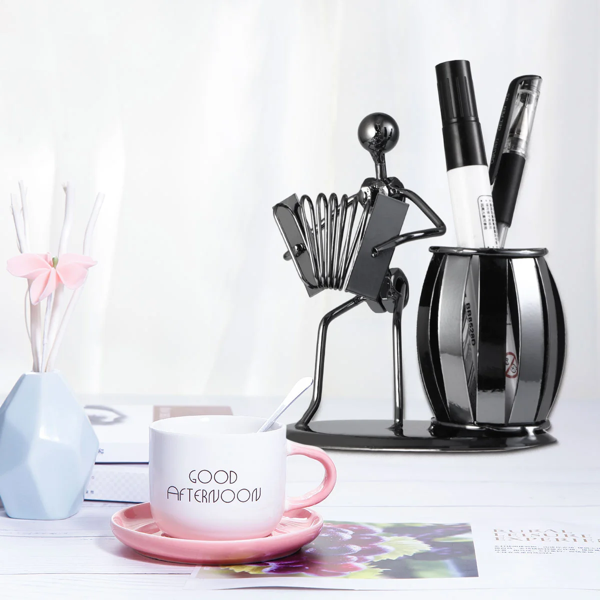 

1PC Creative Accordion Iron Pen Holder Container Office Desk Organizer Creative Office Desk Decoration (Assorted Color)