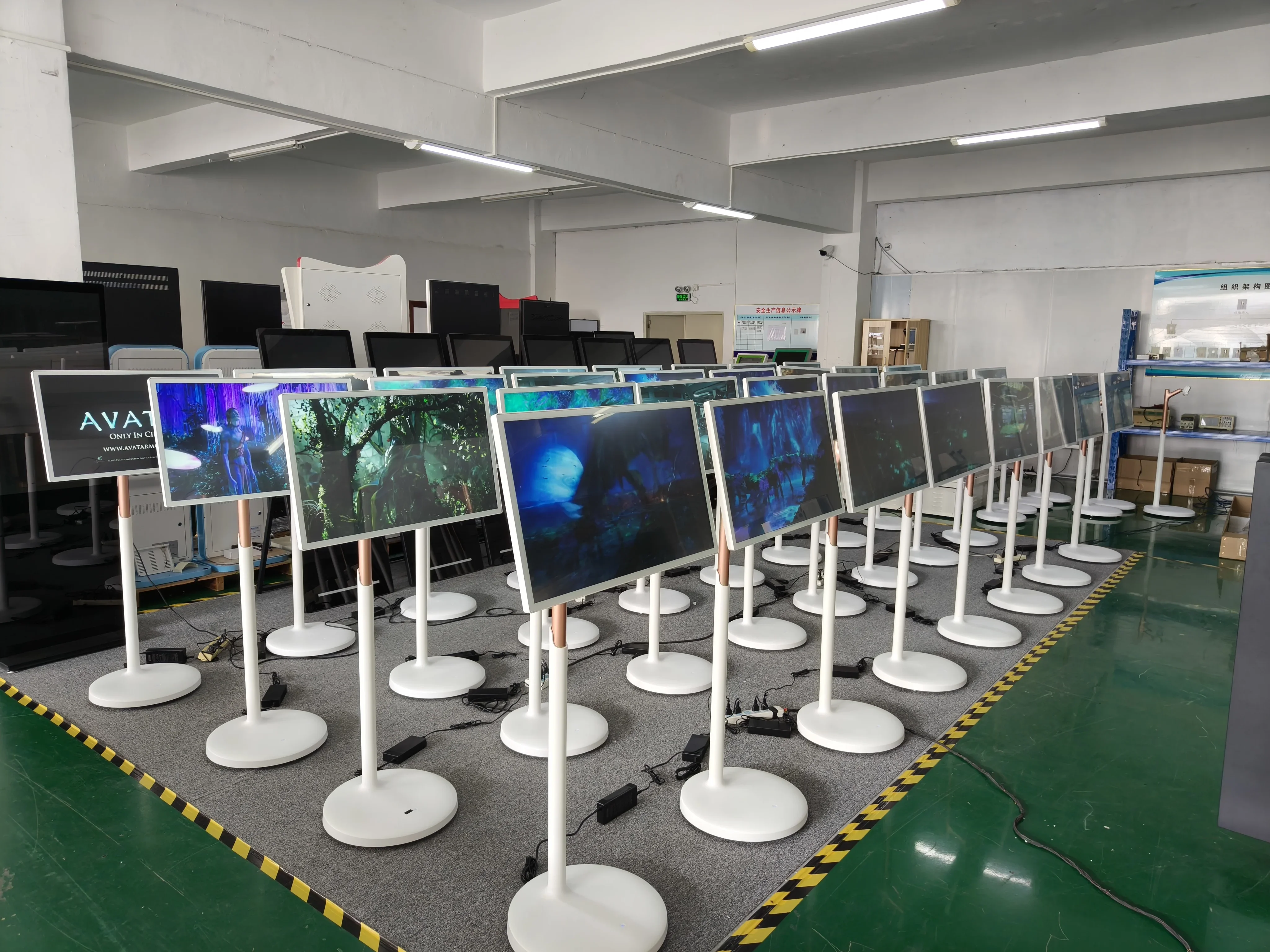 24 32 Inch HD Live Streaming equipment rotate screen touch display IPS movable TV android 12 WiFi portable smart tv