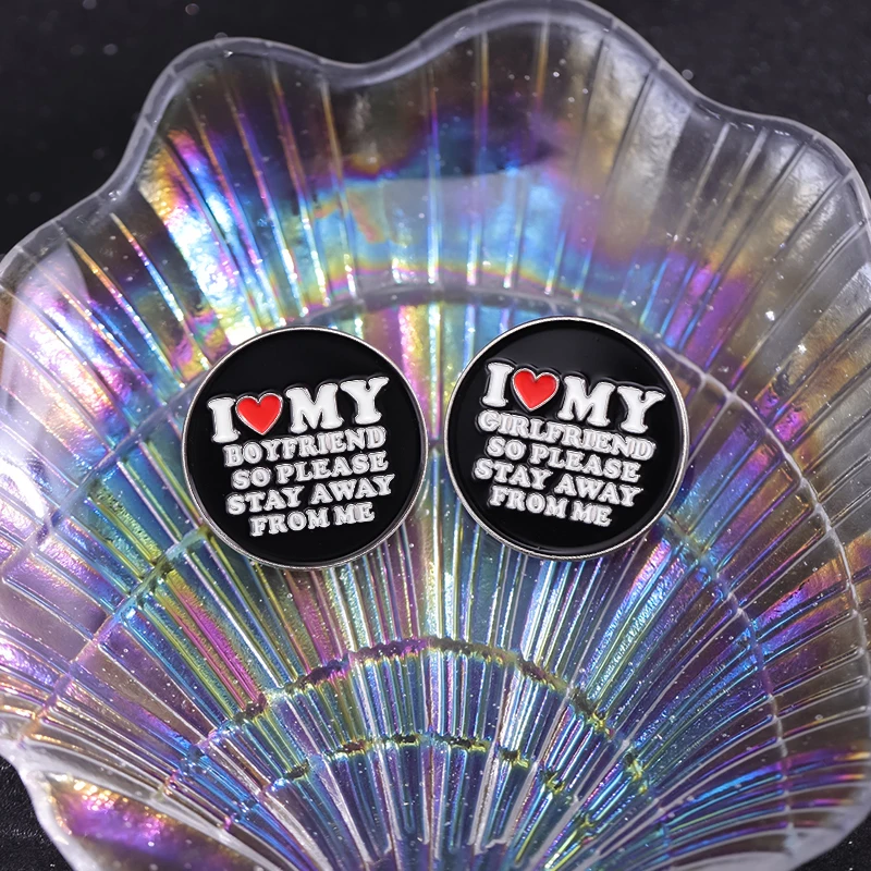 Ich liebe meine Freundin Herz Brosche Emaille Pin bitte bleiben Sie weg von mir niedlich lustig Zitat Abzeichen Ornamente Schmuck Geschenk für Paare – Detail 5