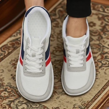 أحذية رجالية واسعة حافي القدمين الحد الأدنى تنفس مريحة درب أحذية مشي صيف جديد خفيف الانزلاق على أحذية رياضية الرجل الناعم 2025