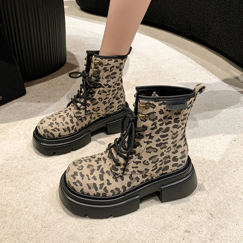 

Женские ботинки челси на платформе, Зимние ботильоны с леопардовым принтом, дизайнерские мотоциклетные ботинки на плоской подошве, в готическом стиле, на шнуровке, 2023