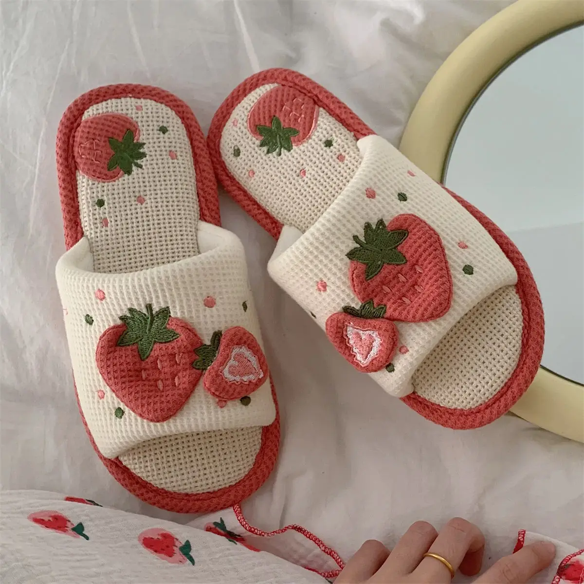 

Spring and Autumn Women Slippers Cute Strawberry House Slides Female Kawaii Flip Flops Winter Home Cotton Linen Slippers Women