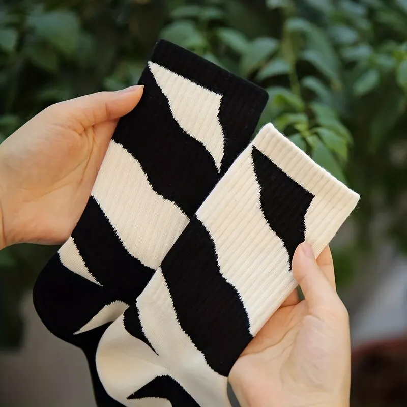 4pairs Unisex Graphic Socks, Comfortable Breathable Soft Crew Socks - Image 6