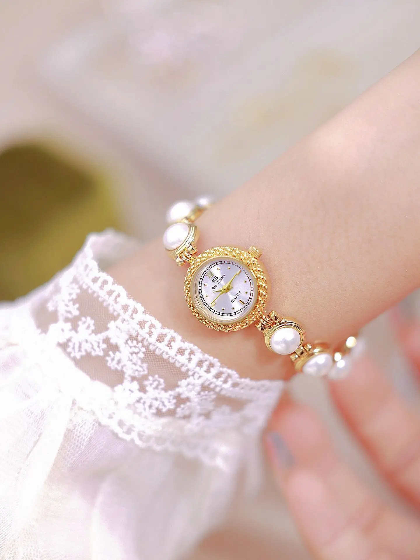 Reloj de pulsera para mujer estilo medieval con perlas_voghion.com