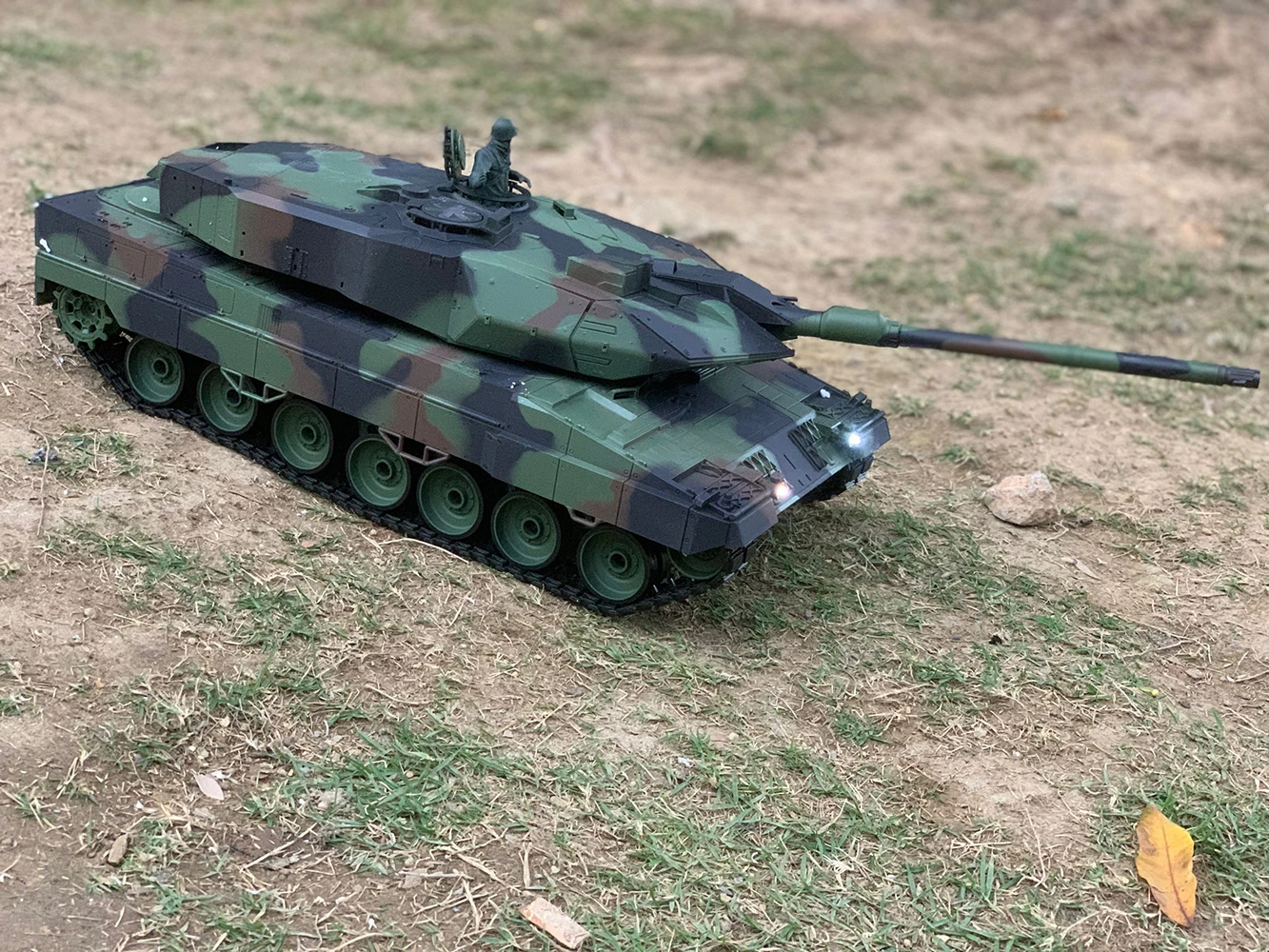Henglong 3889  27" Inch GE Remote Control Tank Leopard 2A6 Main Battle Tank  RC Battle War Vehicle Smoke Shooting Shoot Effect 5