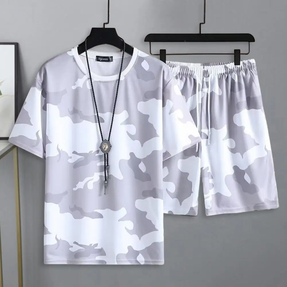 

Men Activewear Set Men 2-piece Sportswear Set Camouflage Print Men's Sportswear Set with O-neck T-shirt Drawstring for Active