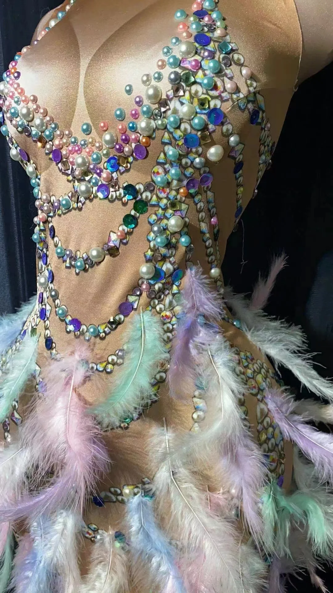 The singer presided over the model's colorful feather rhinestone elastic hip dress evening dress stage adult dress women prom dresses