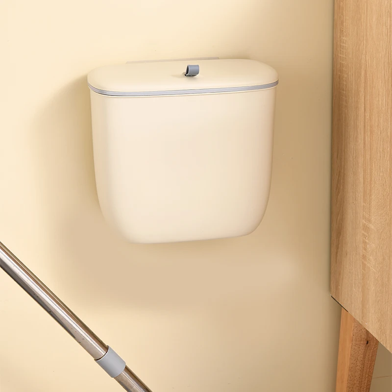 سلة مهملات معلقة بغطاء