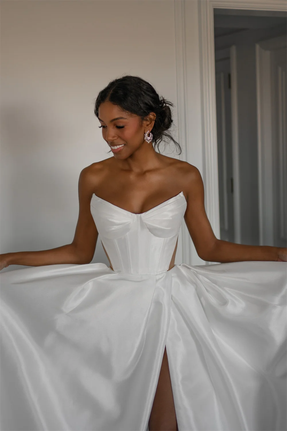 FIDDY898 Strapless Sleeveless Wedding Dresses High Quality Satin Fabric with Buttons Sweetheart Leg Split Bridal Dress C137 4