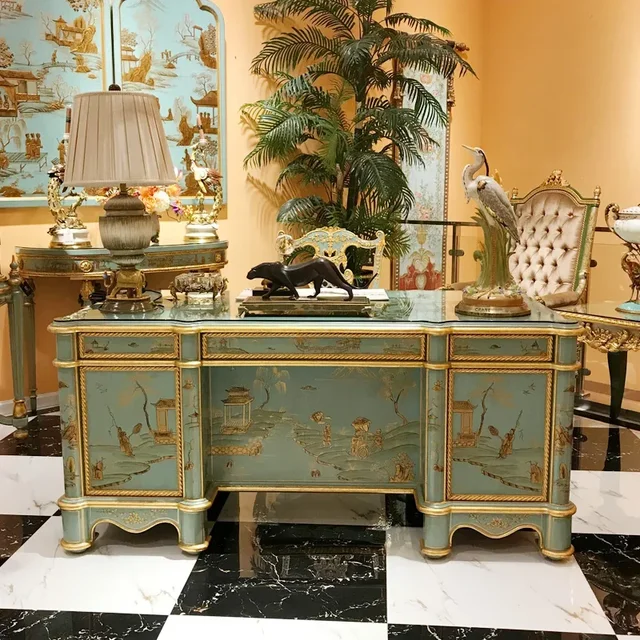 손으로 새겨진 금 그림으로 객실을 럭셔리와 우아함으로 격상하세요.