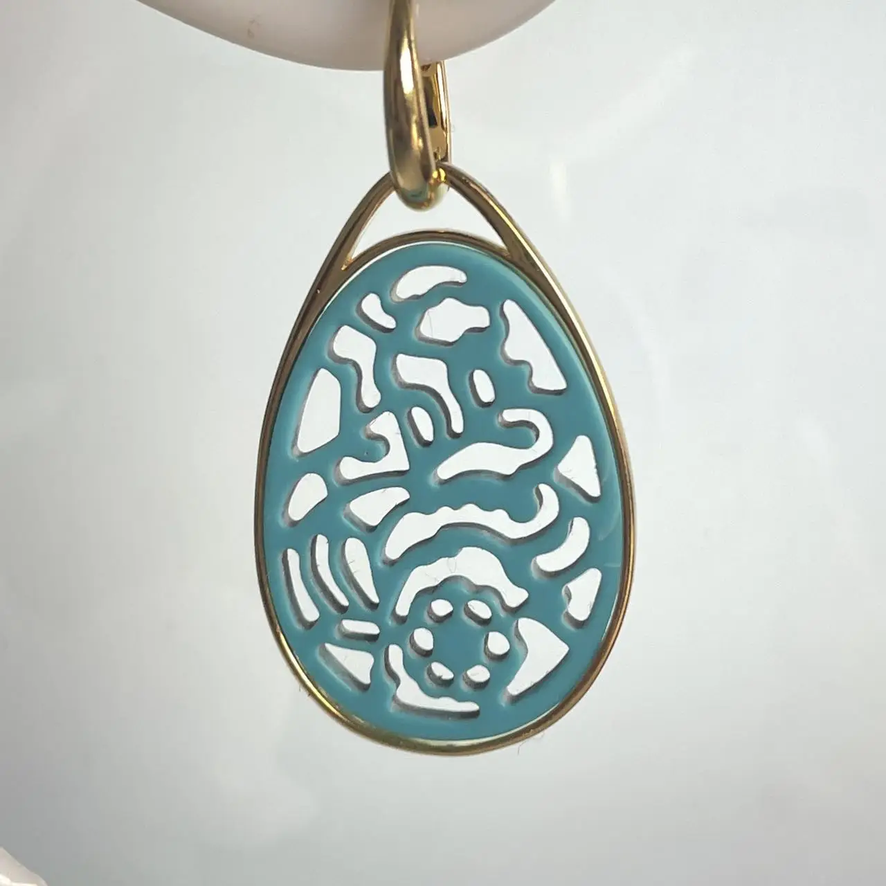 Classic  Jet Fossil Material Drop Shape Victorian Pendant Hand Carved Hollow Flower Pattern Gold Plated Fashion Jewelry