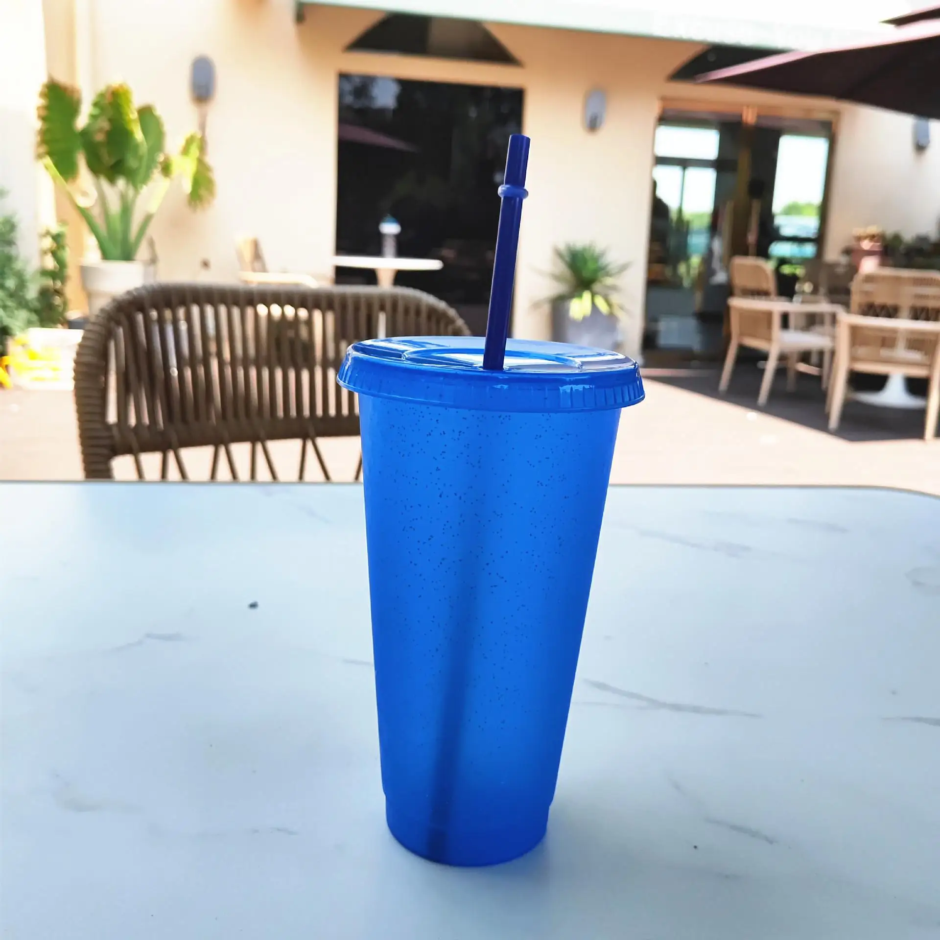 빨대 뚜껑이 달린 710/500ML 물병 플라스틱 재사용 가능한 맞춤형 Drinkware 커피 마시는 컵 Gobelet Avec Paille 텀블러