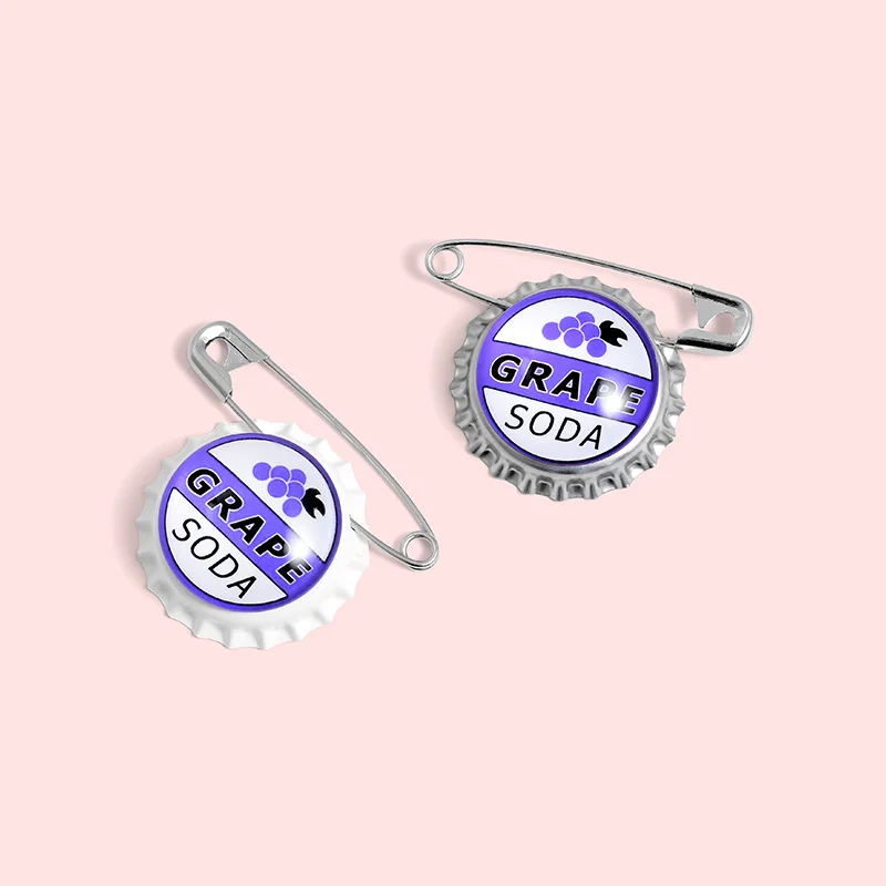 Kreative Traube Soda Saft Flasche Kappe Broschen Pins für Kleidung Rucksack Abzeichen Trinken Klassische Accessoires Schmuck Geschenk Für Freunde – Detail 10
