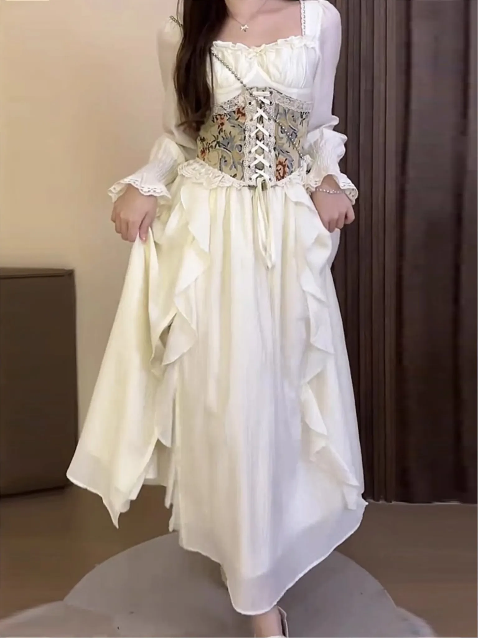 

Женское платье-корсет средней длины, с рукавом-фонариком