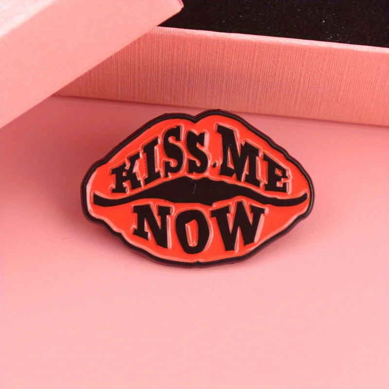 Bold Lip „KISS ME NOW“ Emaille-Pin – Lebhaftes orange/schwarzes Kontrastdesign mit verspielter Typografie für Taschen und Denim