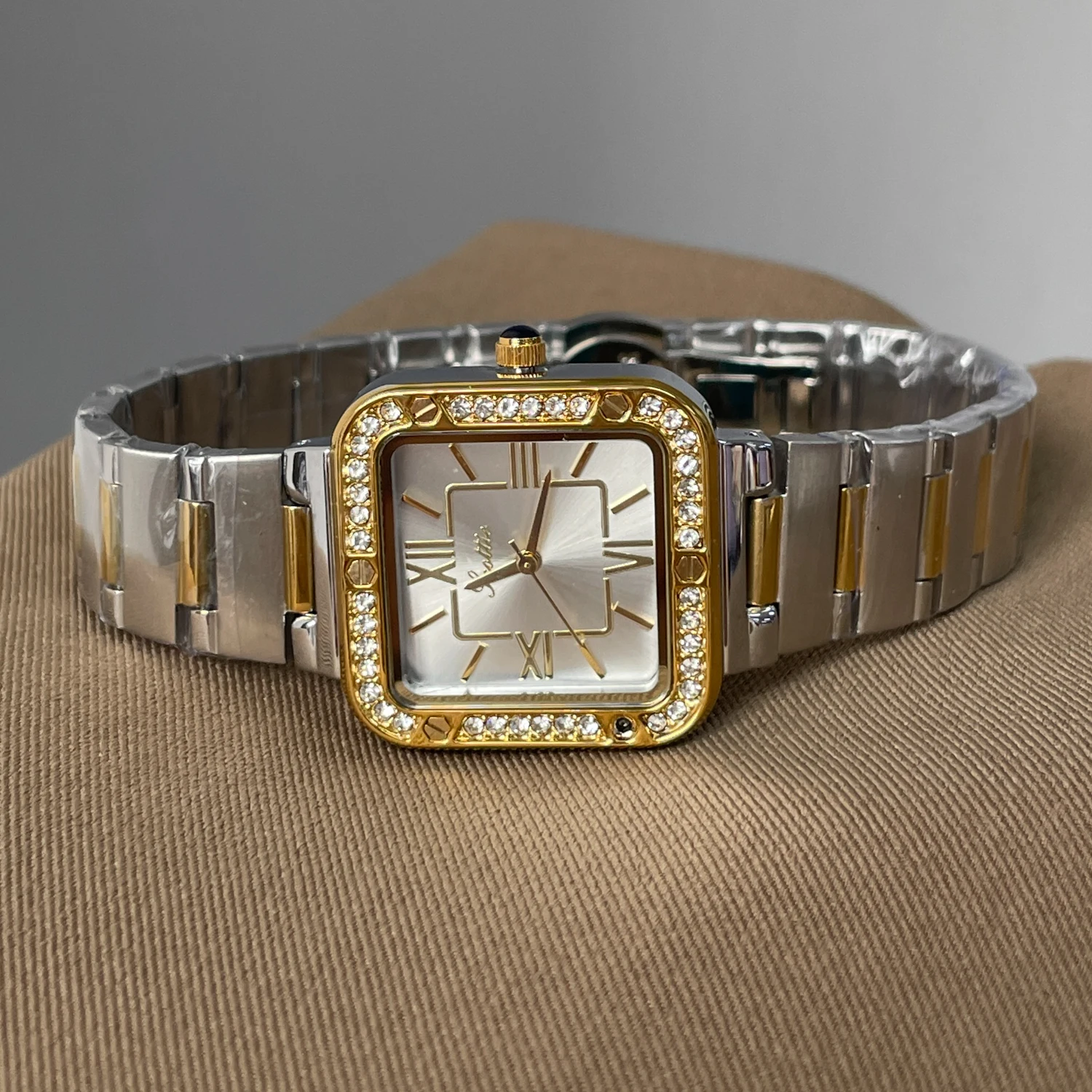 Elegant Women's Luxury Silver Quartz Watch - High-Quality Fashion Timepiece