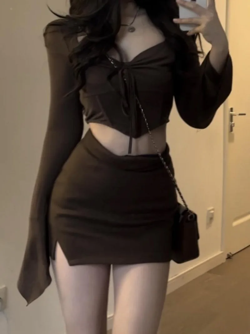 

Женский топ с V-образным вырезом и расклешенными рукавами