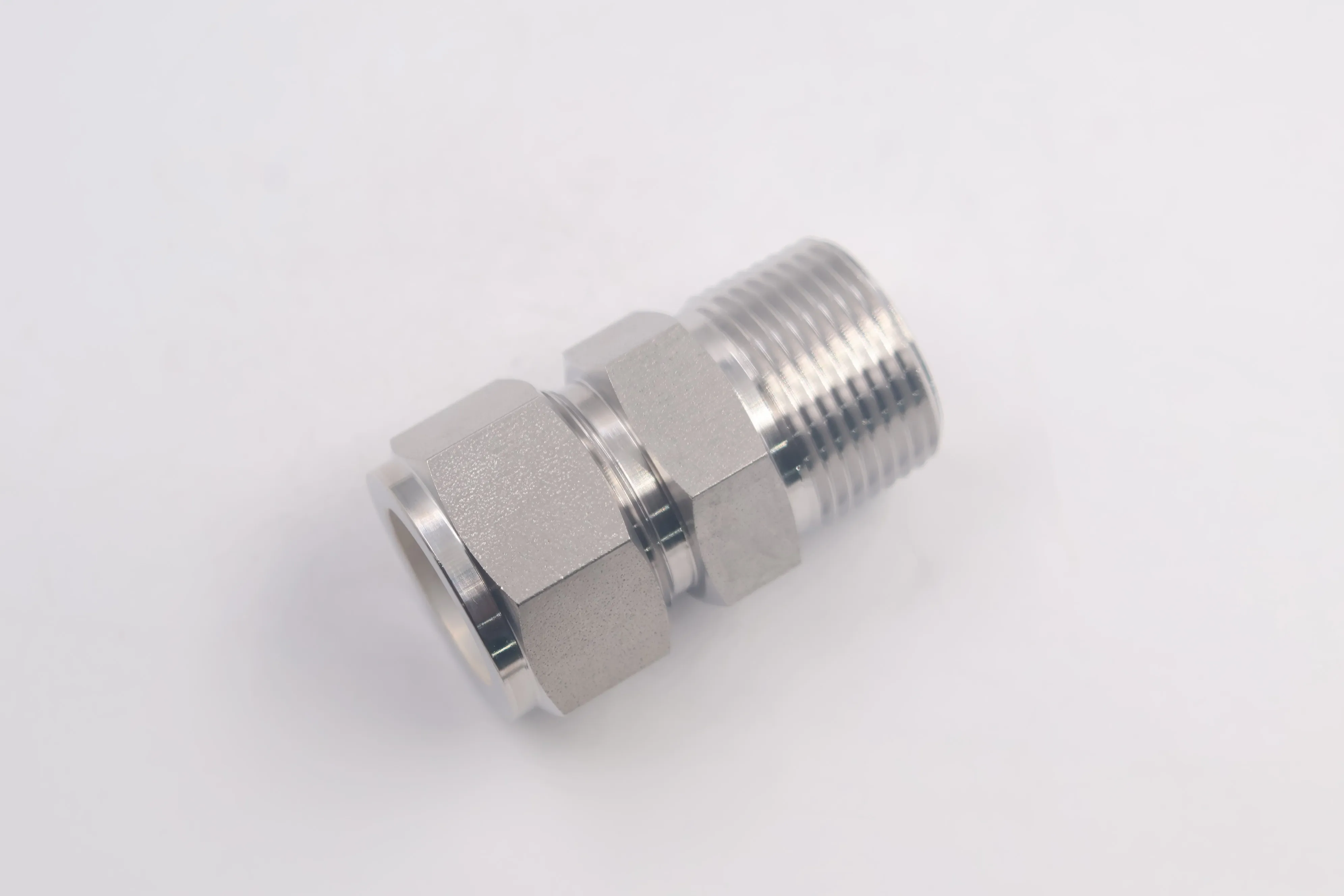SS-1210-1-12BT, Tube Fitting, Bored-Through Male Connector, 3/4 in. Tube OD x 3/4 in. Male NPT, Can Combination with Swagelok