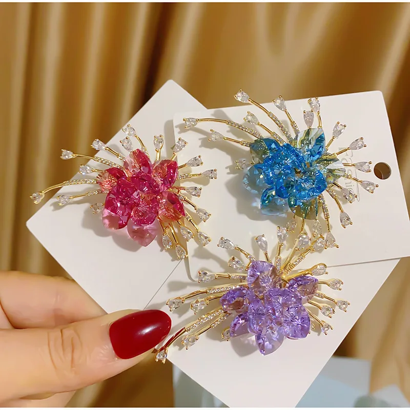 

New Fashionable, High-end, Light Luxury, Austrian Crystal Floral Brooch, Atmospheric Gold-plated Women's Pin Jewelry