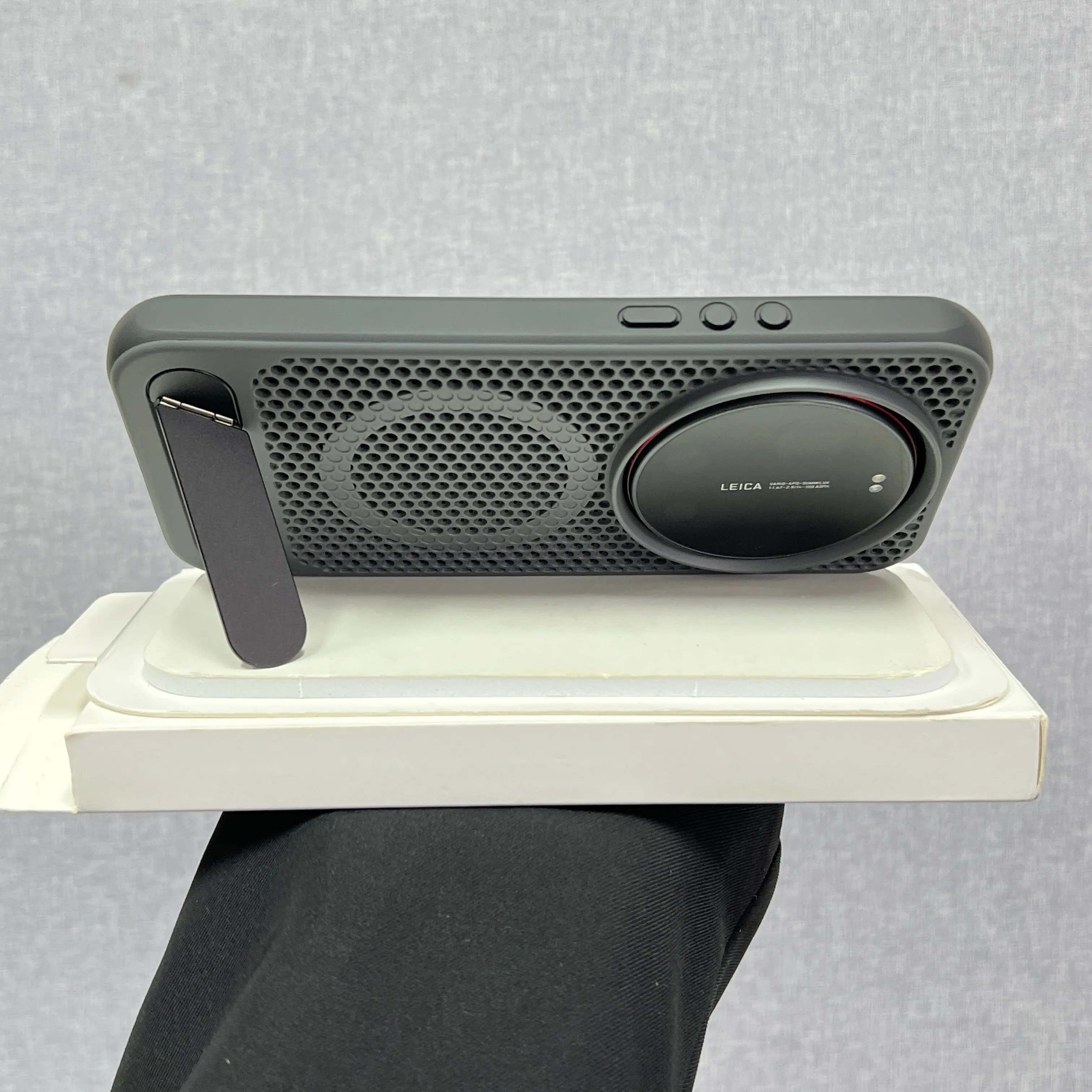Luxury Heat Dissipation Magnetic Wireless Charging Case with Stand