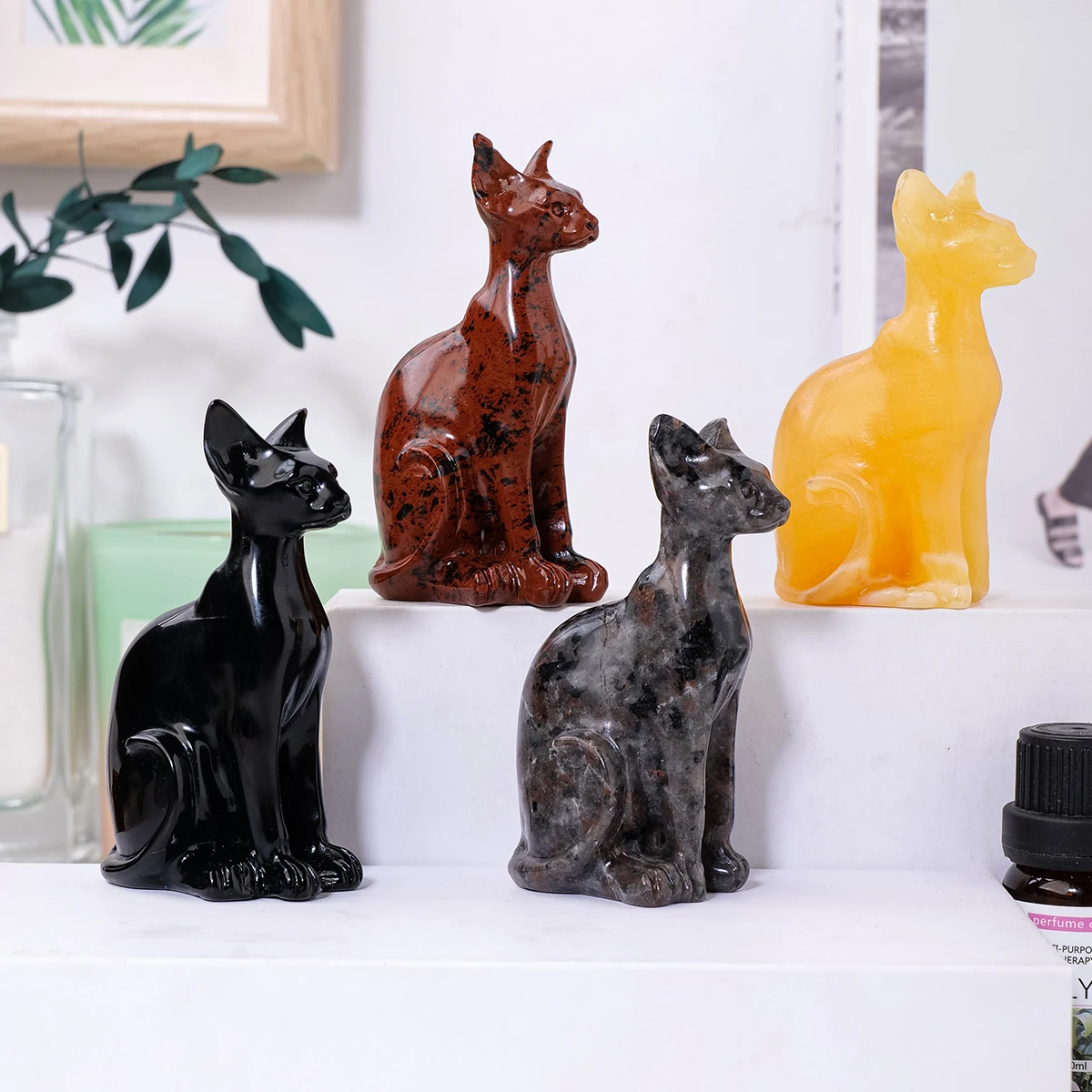 Stenen sculptuur met kristal op statief | de Loods Meubelen