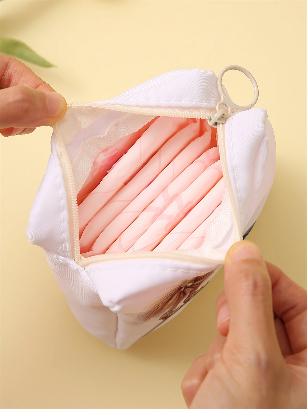 Girl and dog printed sanitary napkin storage bag, women's lightweight tissue bag, sanitary tissue bag