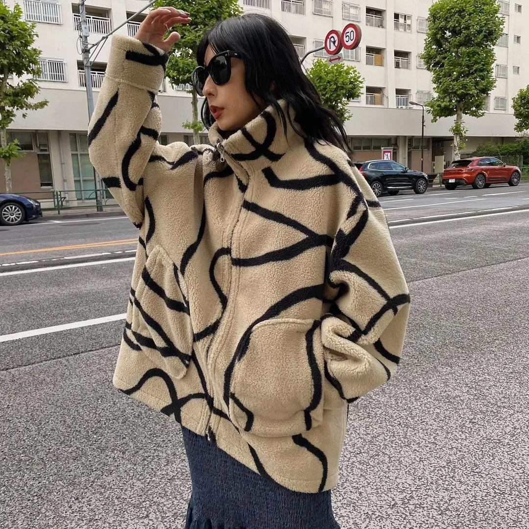 

New Autumn and Winter Lamb Wool Coat Fur One-piece Two-Wear Fashionable Silhouette Warm Jacket for Women