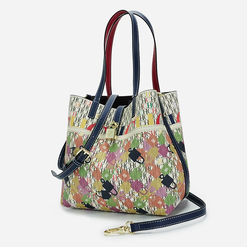 حقيبة الكتف المصممة بحروف كلاسيكية من العلامة التج...