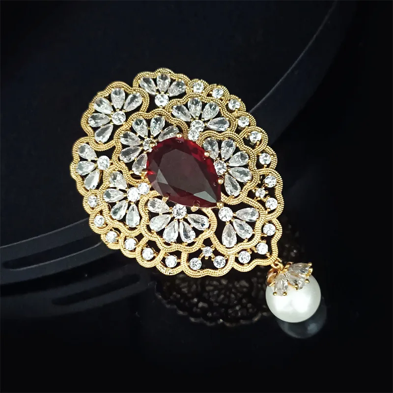 High Grade Palace Style Geometric Shaped Brooch Exquisite Hollow Petal Shell Pearl Corsages Women Clothing Accessories Jewelry