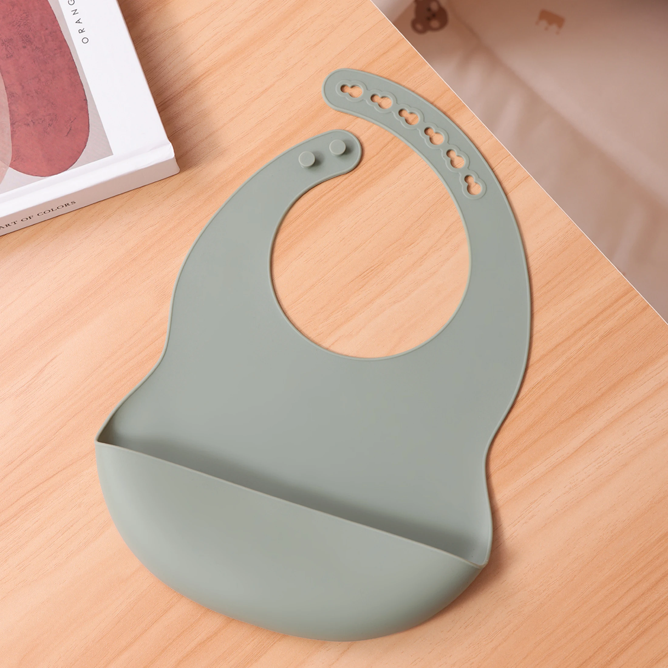 Silicone Baby Bib 1PCS Color Kids Adjustable Waterproof Feeding Bib BPA Free Soft Drool Newborn Essentials Saliva Towel