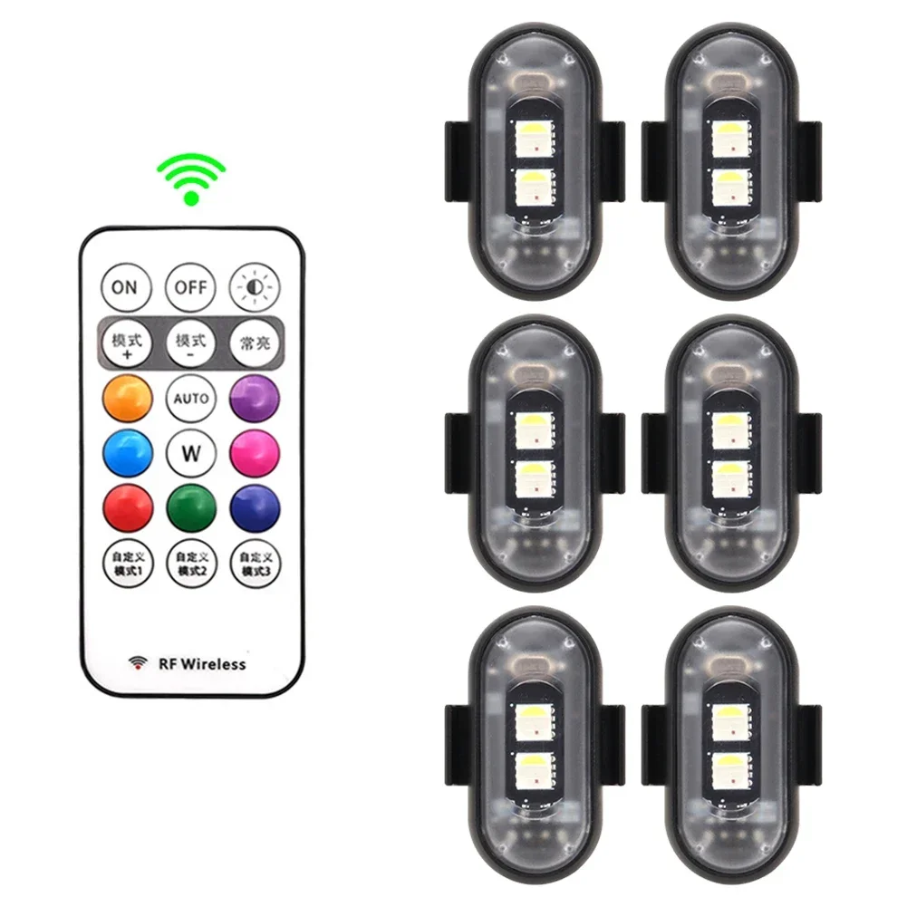 Lampe de sécurité LED multicolore en mode veilleuse, posée sur une table de chevet.