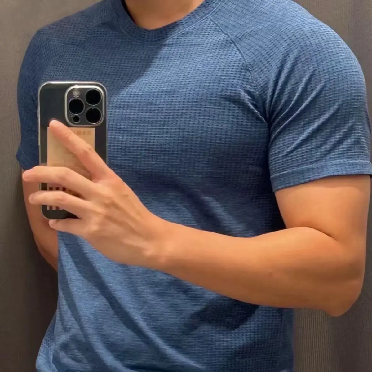 Herren Nahtloses Sport-T-Shirt Schnelltrocknend Atmungsaktives Mesh-Gym-Oberteil Hochelastisches Bodybuilding Fitness Kurzarm-Shirt – Detail 3