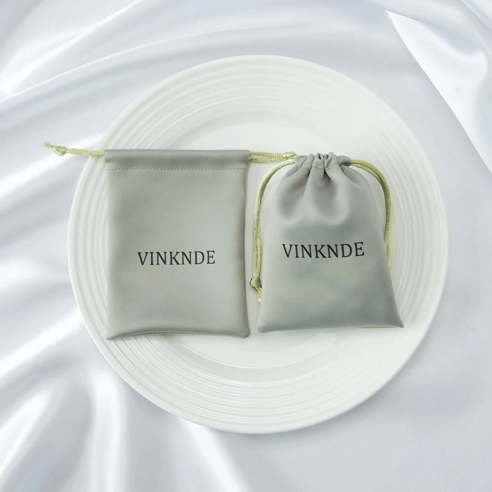 50 Stück personalisierte Seidenbeutel mit Logo und Namen, Satin-Geschenkbeutel für Hochzeiten, Süßigkeiten, Kosmetik, Make-up und Wimpern – Detail 4