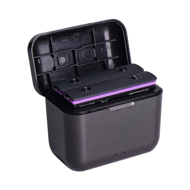 Quatre batteries pour caméra 360° alignées, vue de face et de côté.