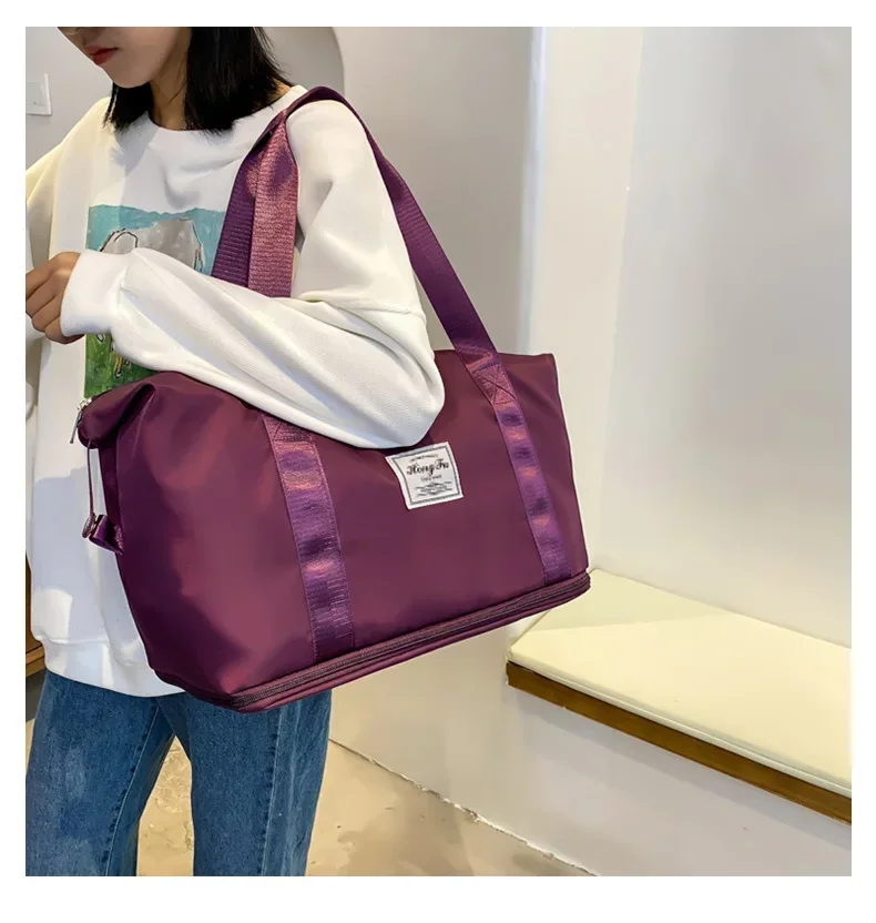 Seyahat çantası kullanan kadının yaşam tarzı görüntüsü