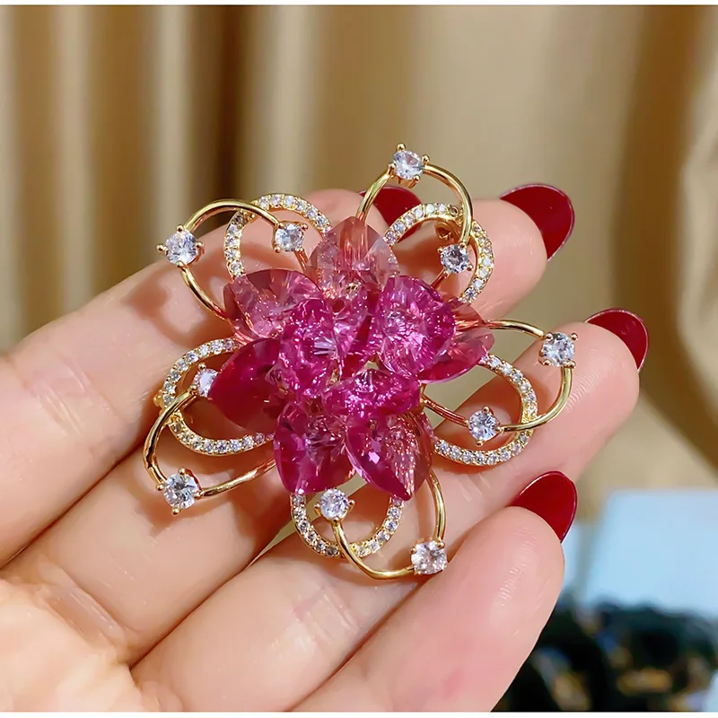 

New Chinese High-end Light Luxury Austrian Crystal Pink White Peony Flower Brooch Atmospheric Gold-plated Pin