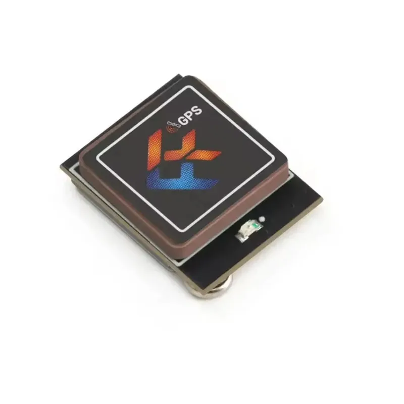 FlyfishRC M10 Mini GPS Module connecté à un contrôleur de vol, câbles visibles.