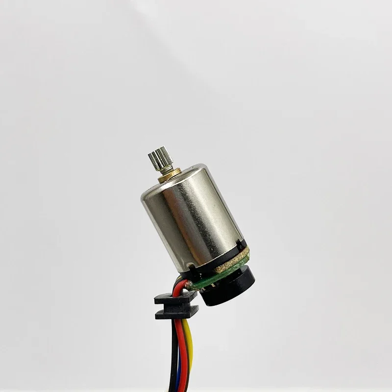 Micro moteur sans noyau 12x15mm avec câbles de connexion soudés.