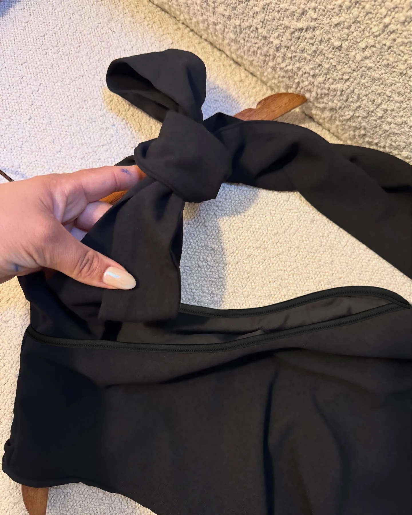 Robe noire asymétrique à col halter avec nœud, plissée et ajustée, courte, idéale pour les sorties quotidiennes et attirant l'attention, une petite robe noire sexy pour les rendez-vous