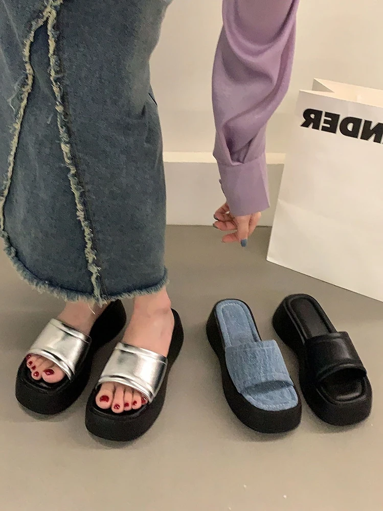 

Женские туфли, серебристые домашние тапочки на платформе, роскошные шлепанцы на средней платформе, летние шлепанцы из микрофибры и искусственной резины