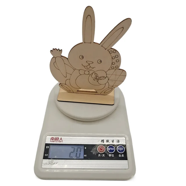 수제 나무 계란 장식으로 따뜻하고 축제인 부활절 분위기 연출