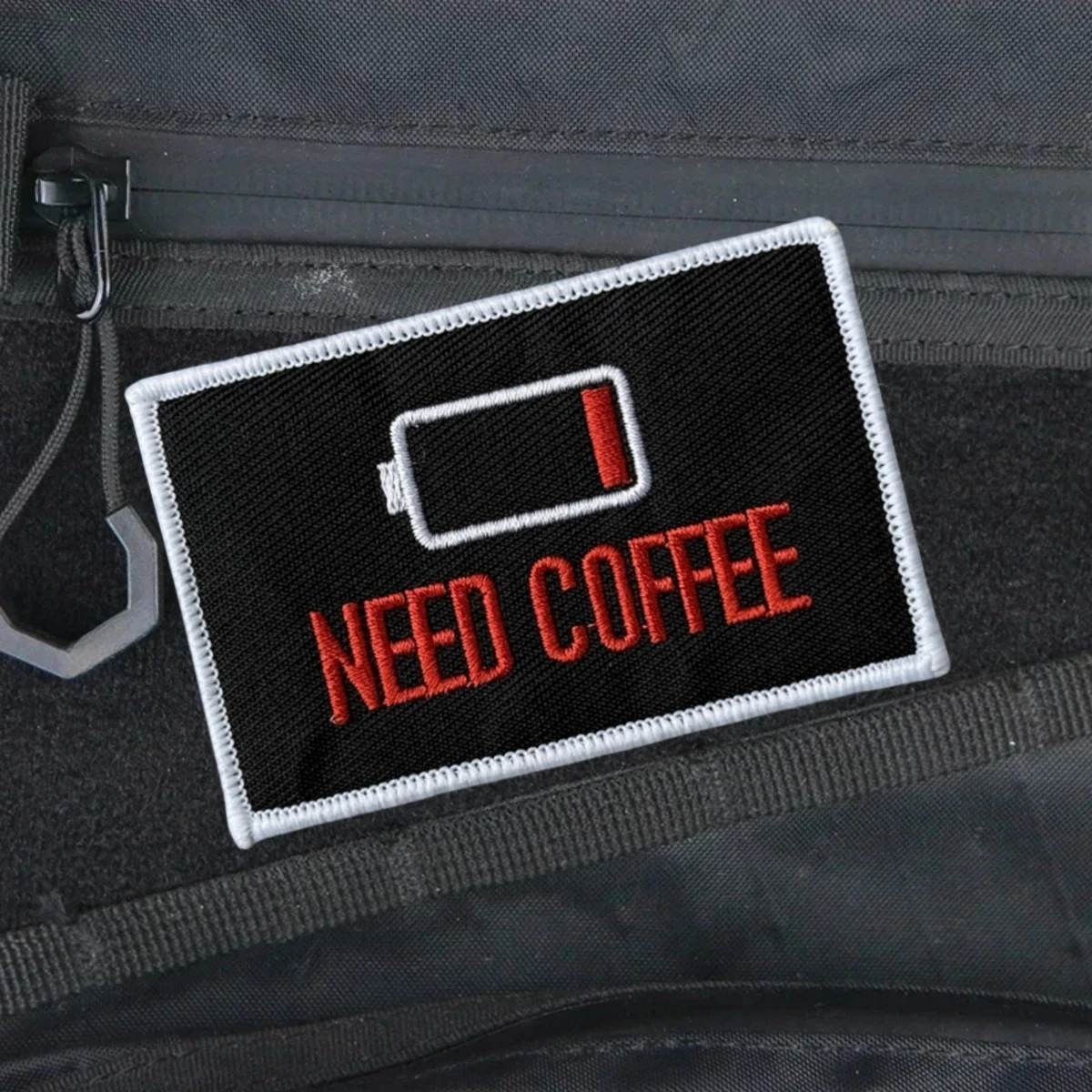 NEED COFFEE Moral Badge Patch Taktisches Emblem bestickte Haken- und Schlaufenaufnäher für Kleidung, Militär-Armee-Rucksack-Aufkleber