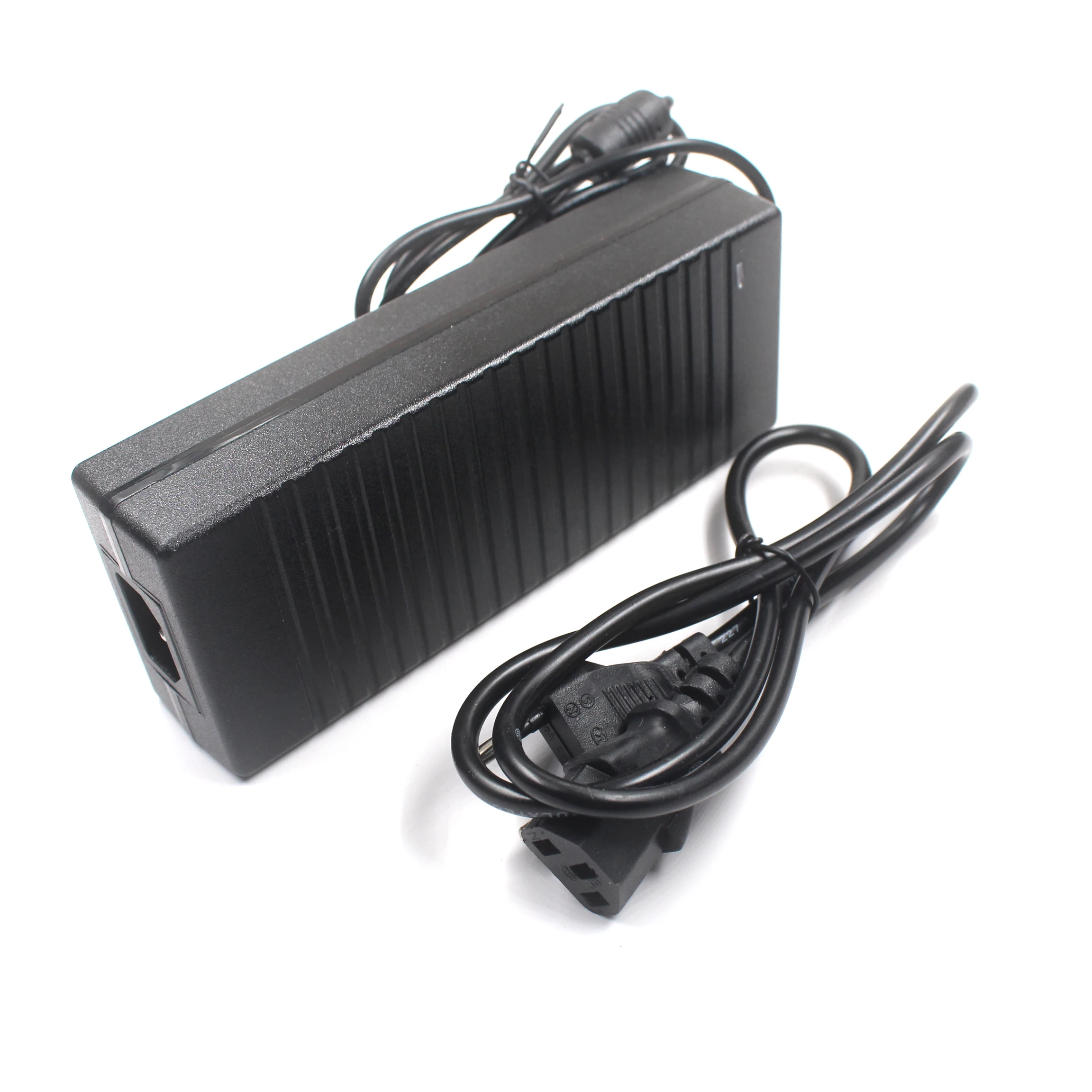 Adaptateur Allume-Cigare 12V 1,5A - Convertit AC 100-240V En DC - Pour Appareils Nomades