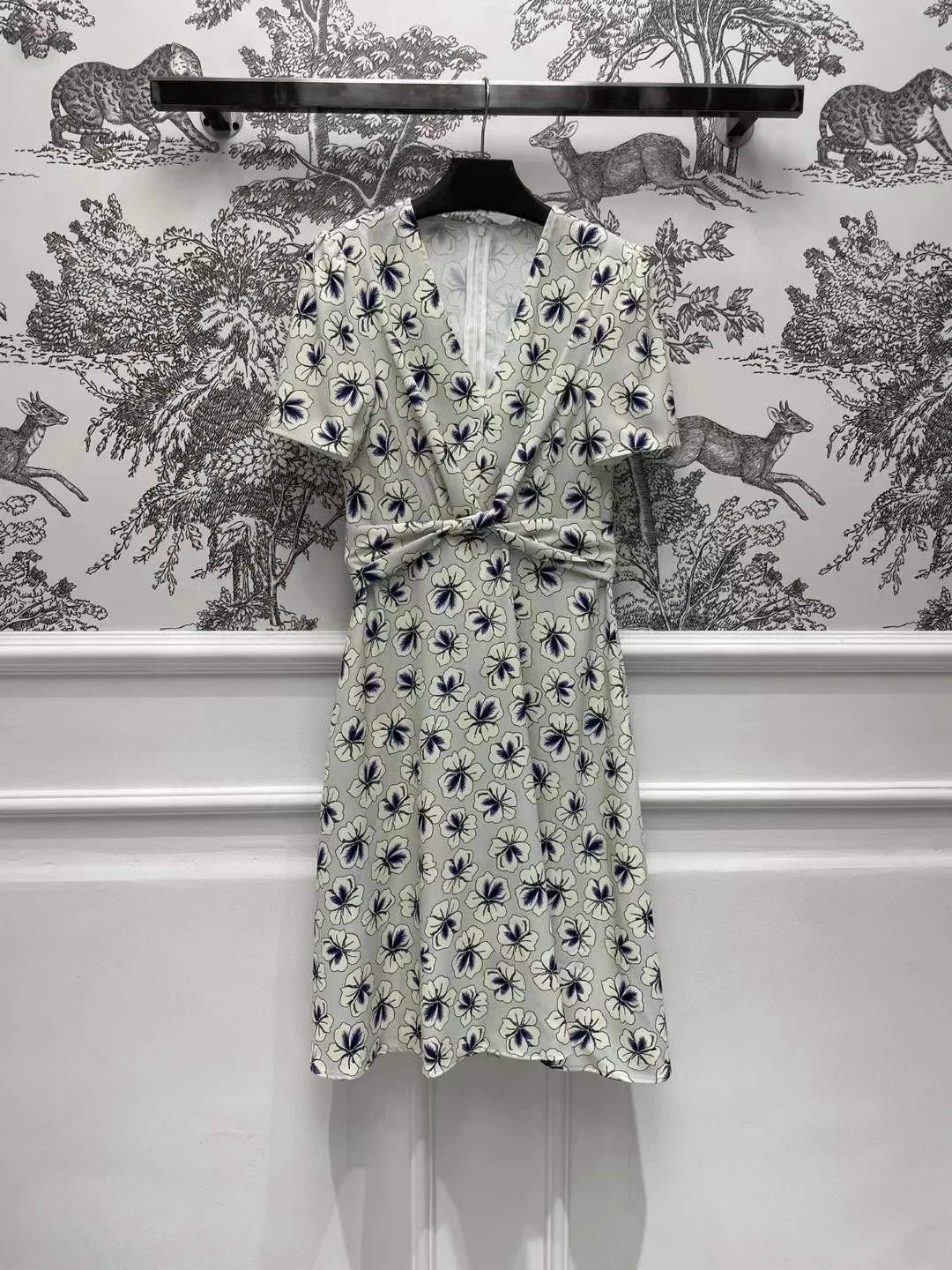 

New Women's Fashion V-neck Dress for Spring/Summer 2024