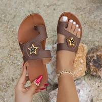 Sandales à la mode pour femmes avec détail d'étoile élégant, chaussures confortables à fond plat à enfiler, boucle décorative dorée, repose-pieds élégant 3