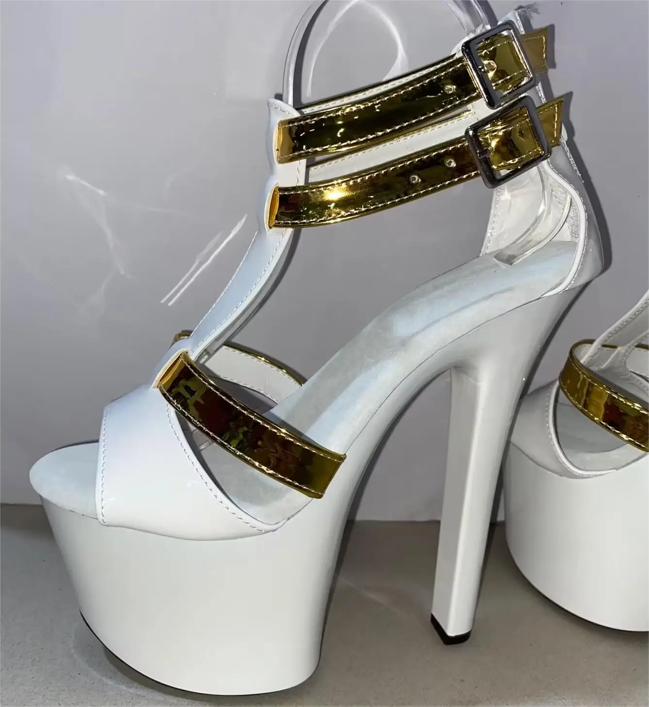 

Hollowed-out T-shaped strapping, 17cm high-heeled shoes, lacquered waterproof platform, nightclub stiletto dance shoes