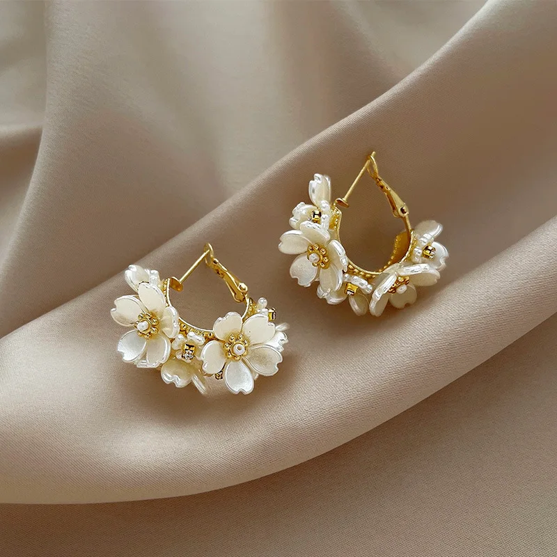 LILIE&WHITE Orecchini A Conchiglia Dorati: Eleganza A Tre Strati Per Un Look Raffinato