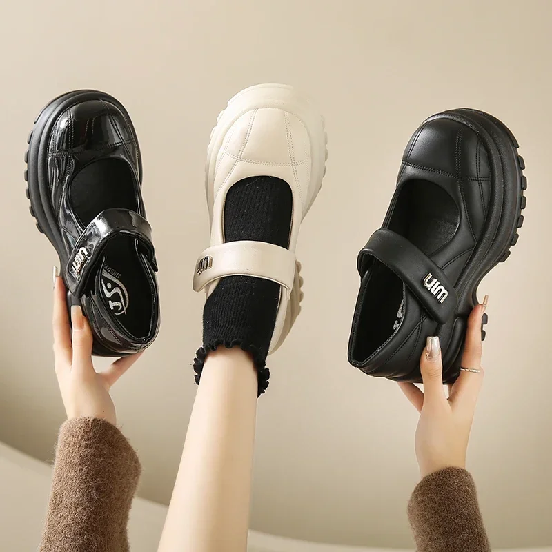 Doggy uslubida katta dumbali xotinlar bilan porno